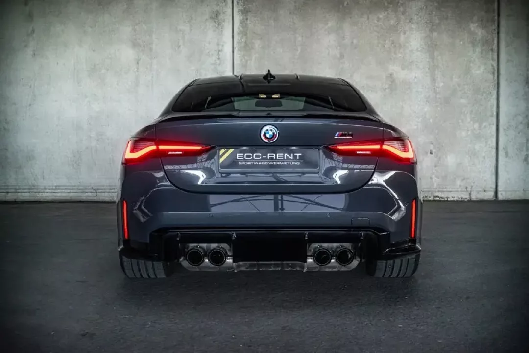 BMW M4 Competition von hinten, graue Lackierung, stilvolle Rücklichter.
