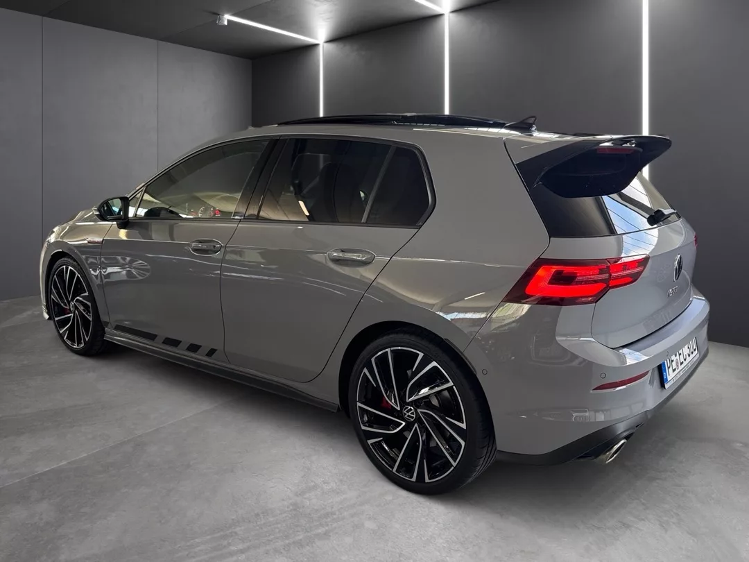 Golf 8 GTI Clubsport in Grau von hinten mieten