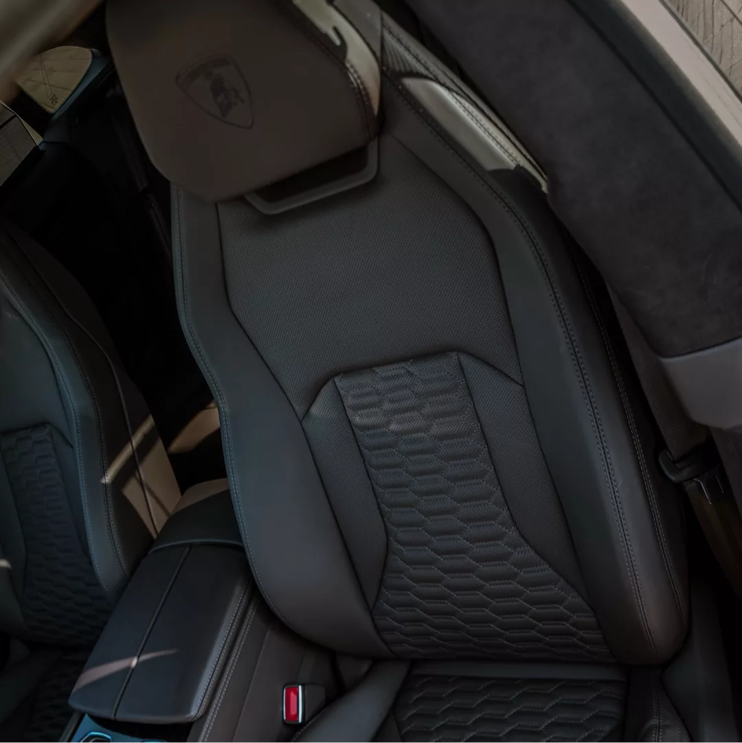 Lamborghini Urus S Innenraum mit Ledersitzen mieten
