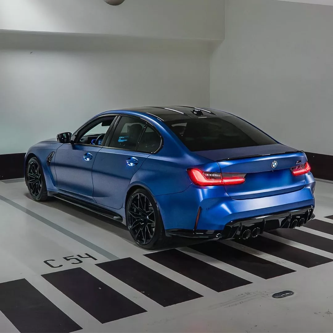 BMW M3 Competition in Blau von hinten mieten.