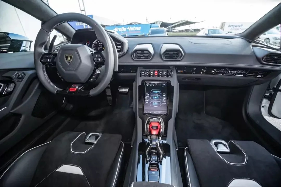 Innenraum eines Lamborghini Huracán EVO mit modernem Cockpit-Design.