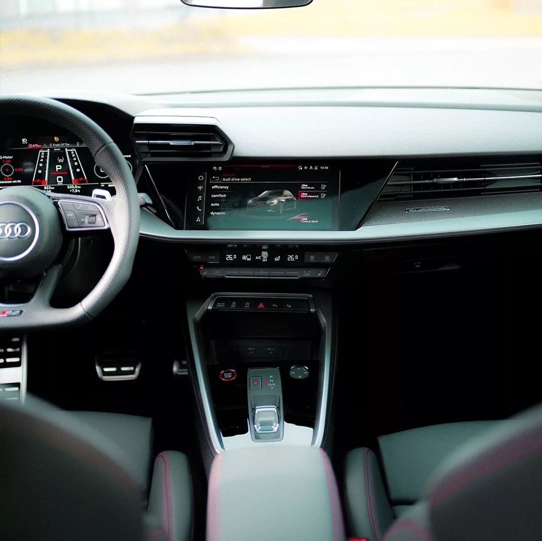 Audi RS3 Cockpit mit modernem Armaturenbrett mieten