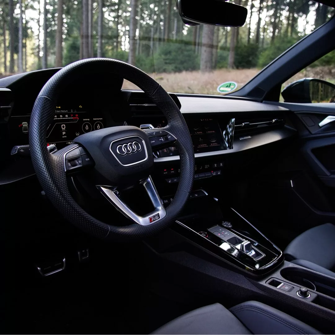 Audi RS3 Innenraum mit modernem Cockpit mieten