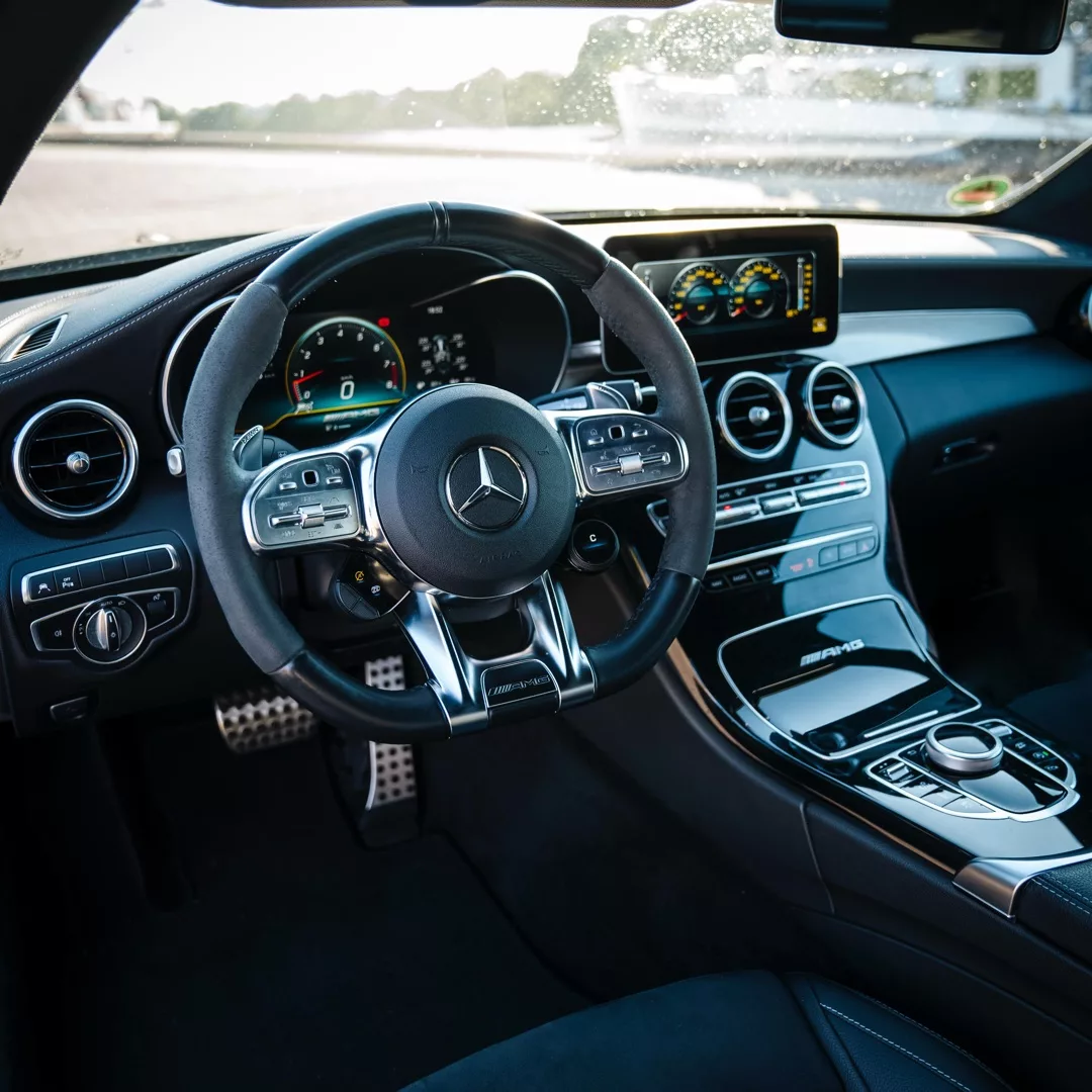 Mercedes C63s Coupé Cockpit mit moderner Ausstattung mieten.