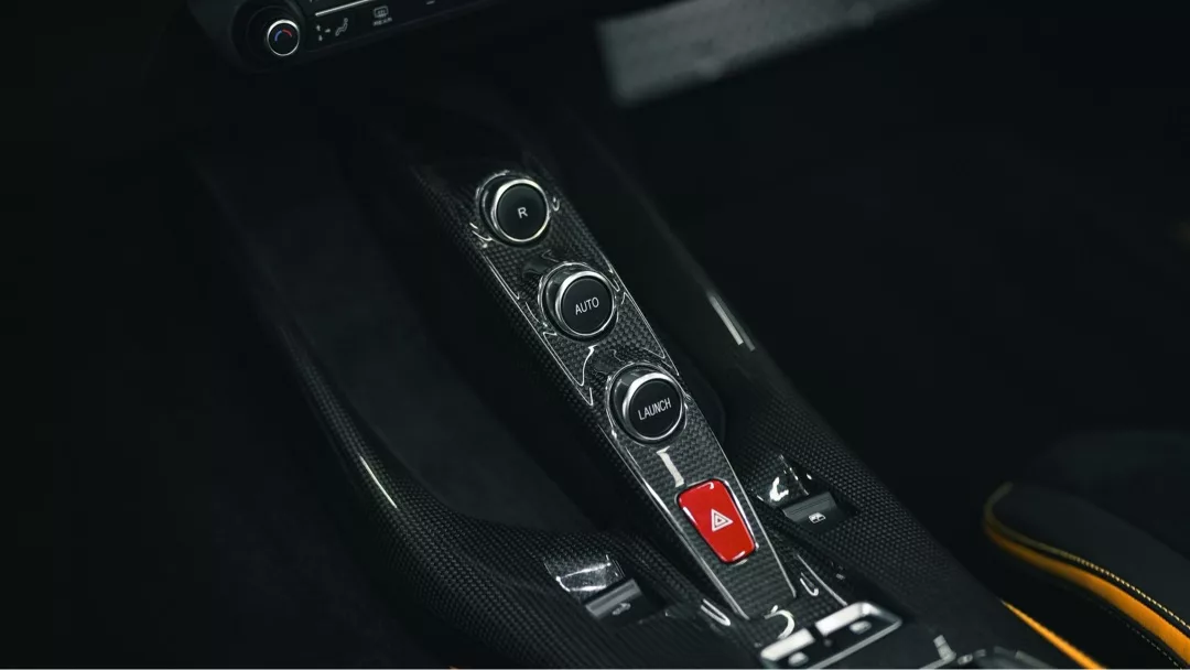 Ferrari 812 GTS Innenraum Details in Berlin mieten