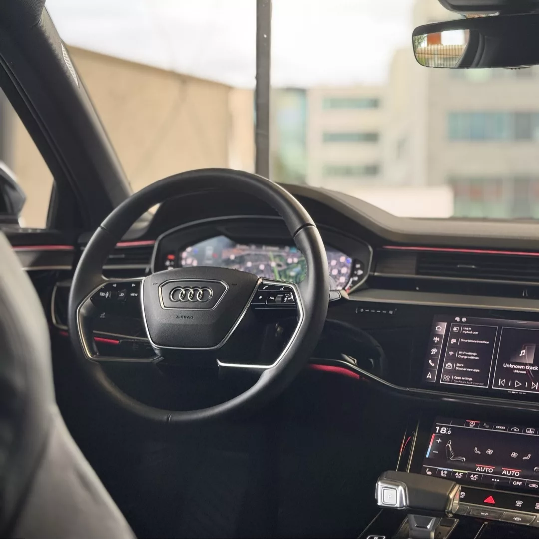 Audi A8L 50 TDI Quattro Innenraum mit Lenkrad mieten