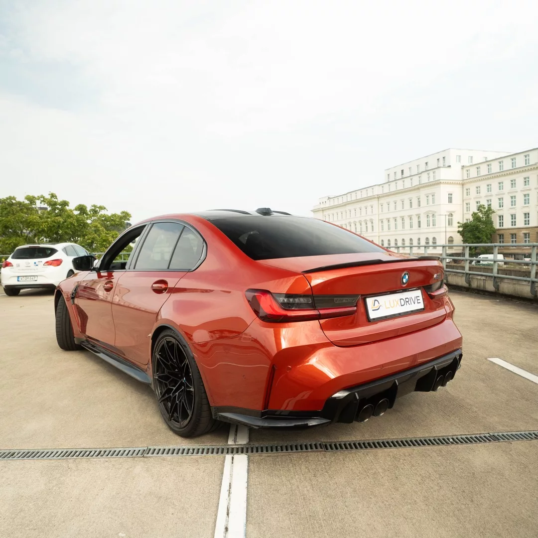 BMW M3 Competition in Rot von hinten mieten