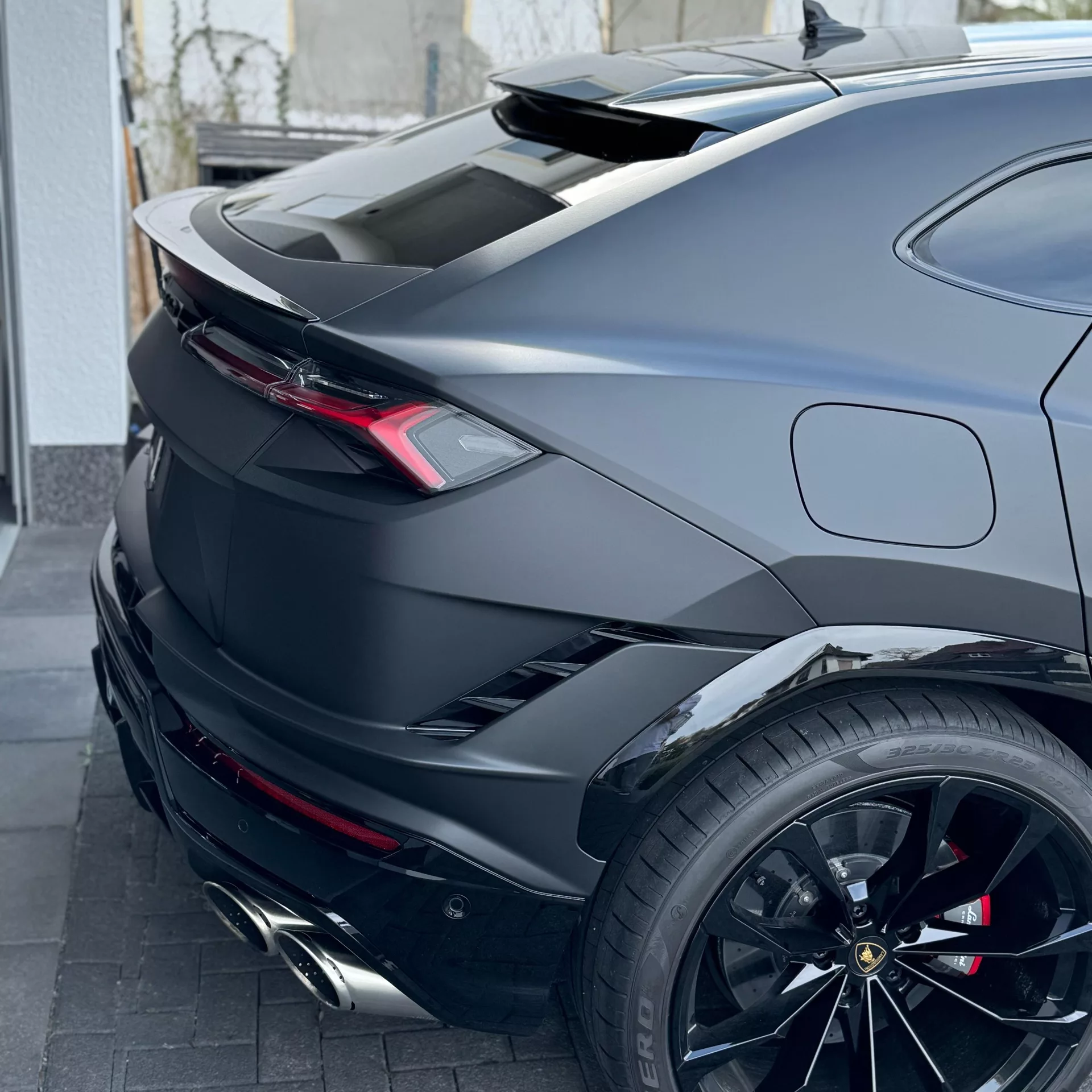 Lamborghini Urus D in Schwarz Heckansicht mieten