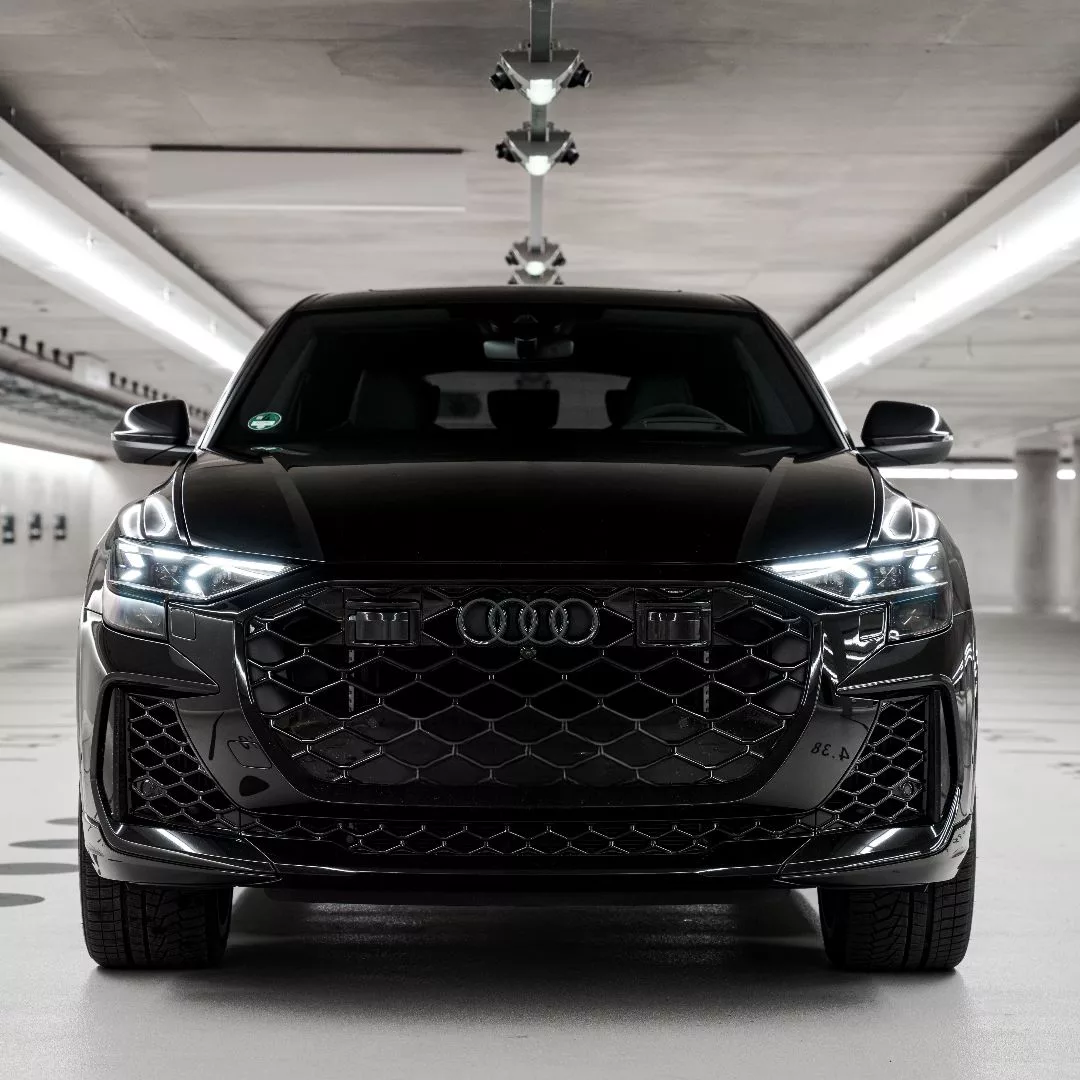 Audi RS Q8 in Schwarz von vorne im Parkhaus mieten.