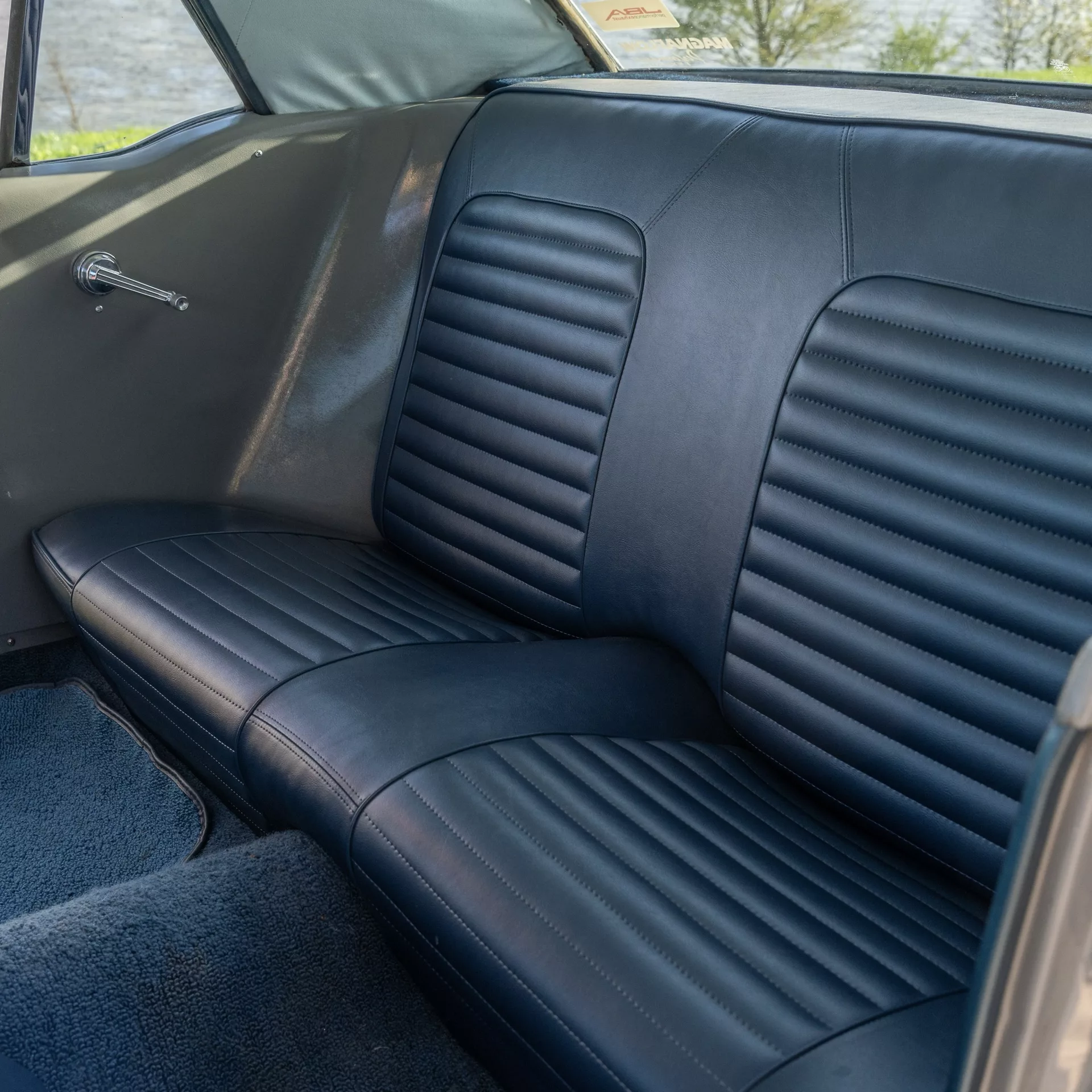 Ford Mustang 1965 Innenraum mit schwarzen Ledersitzen mieten