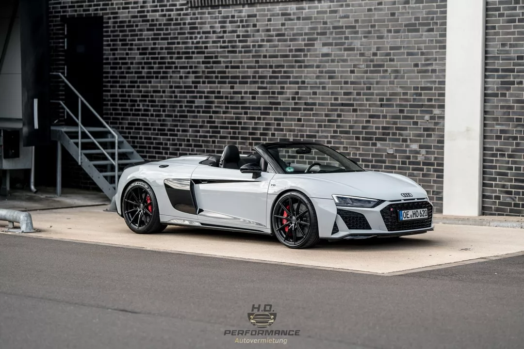Audi R8 Performance Spyder in Weiß, seitliche Ansicht mieten