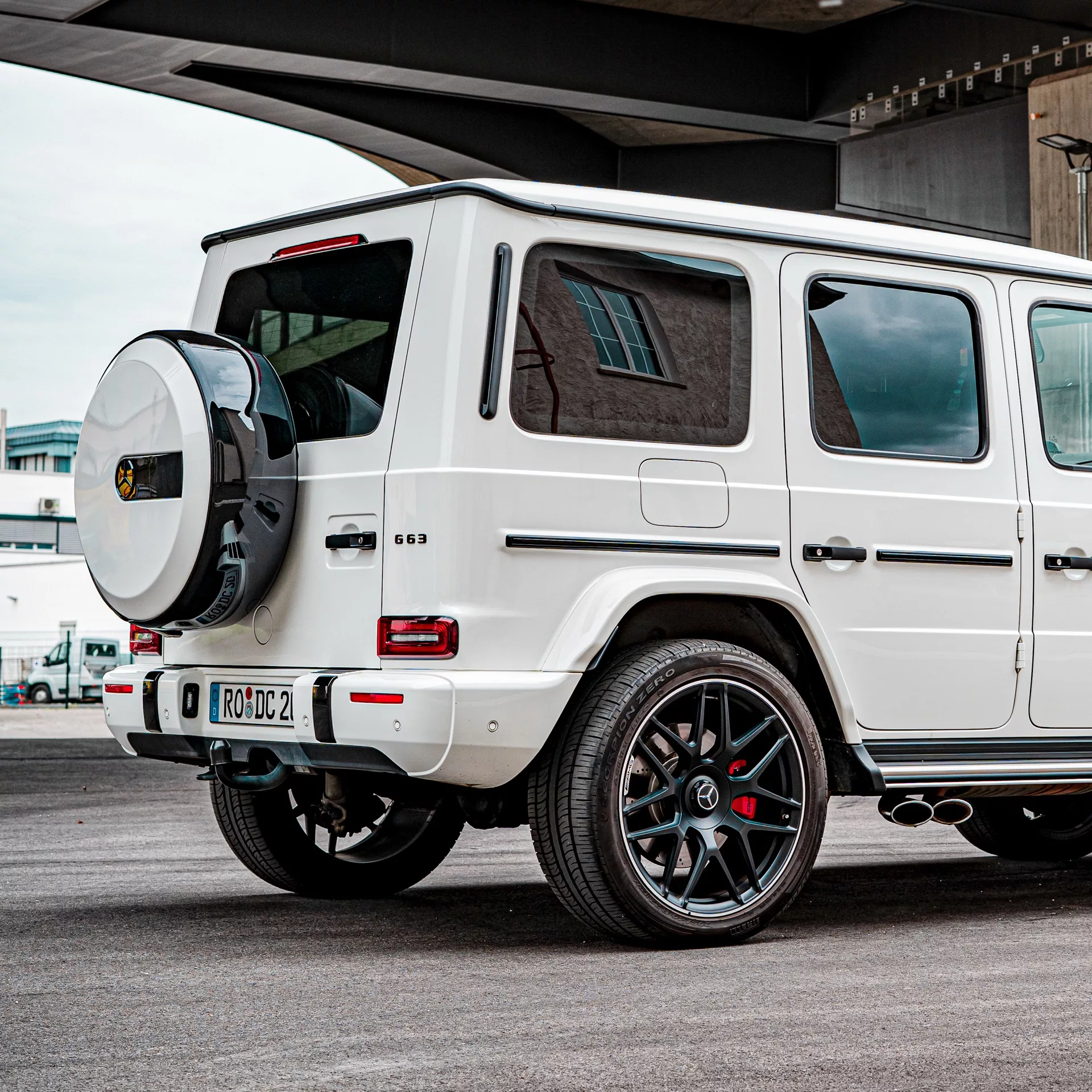 Mercedes G63 AMG in Weiß von hinten mieten