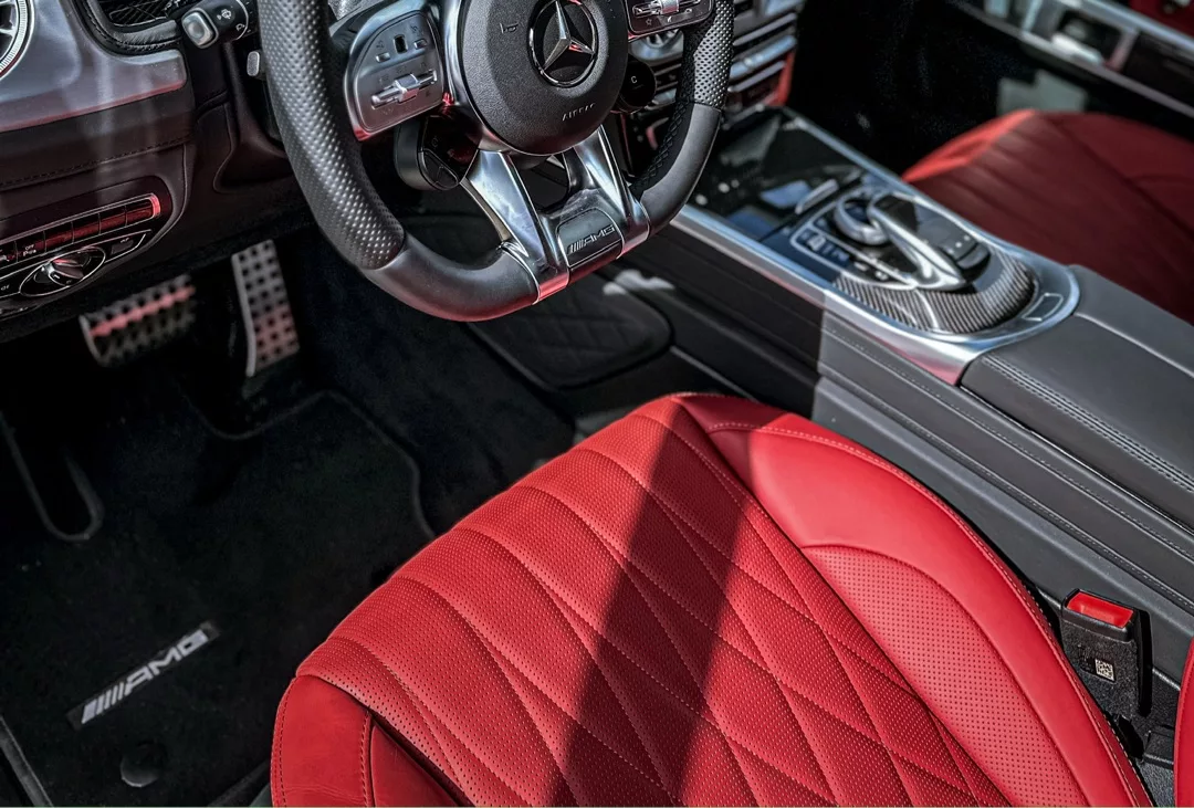 Mercedes-Benz G63 AMG 2024 Innenraum mit roten Ledersitzen mieten