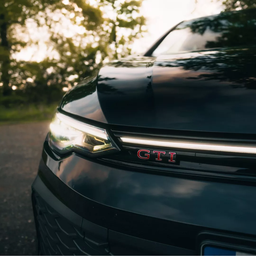 Golf 8 GTI FACELIFT in Schwarz mieten - Frontansicht mit GTI-Emblem