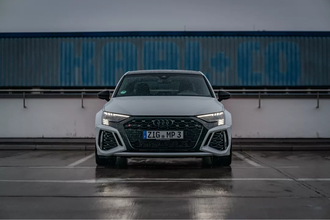 AUDI RS3 Limousine in Weiß von vorne mieten