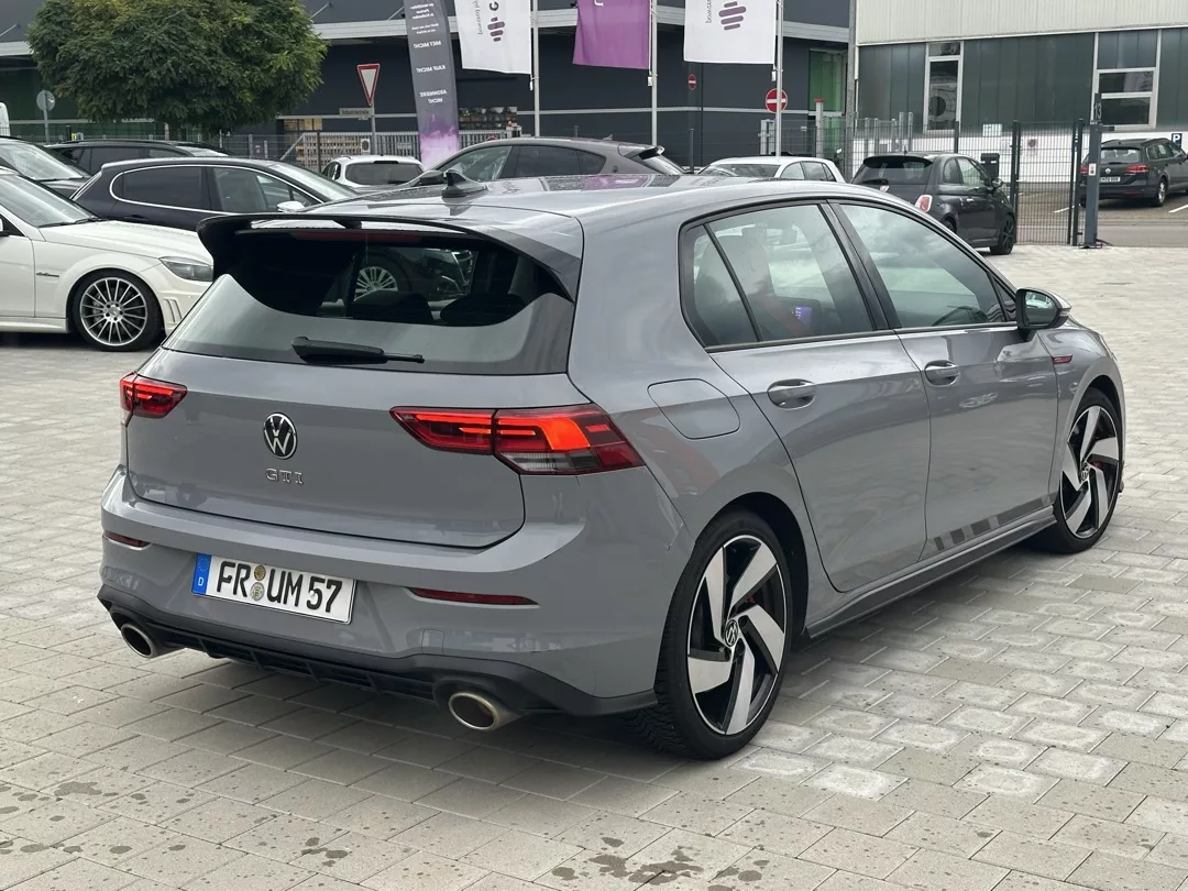VW Golf GTI Clubsport in Grau, Heckansicht mieten