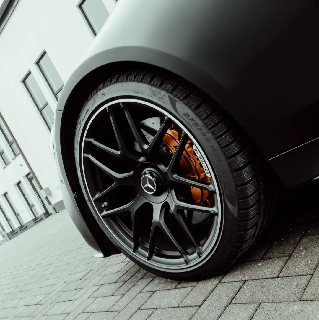 Mercedes GT63S AMG Radansicht mit schwarzen Felgen mieten