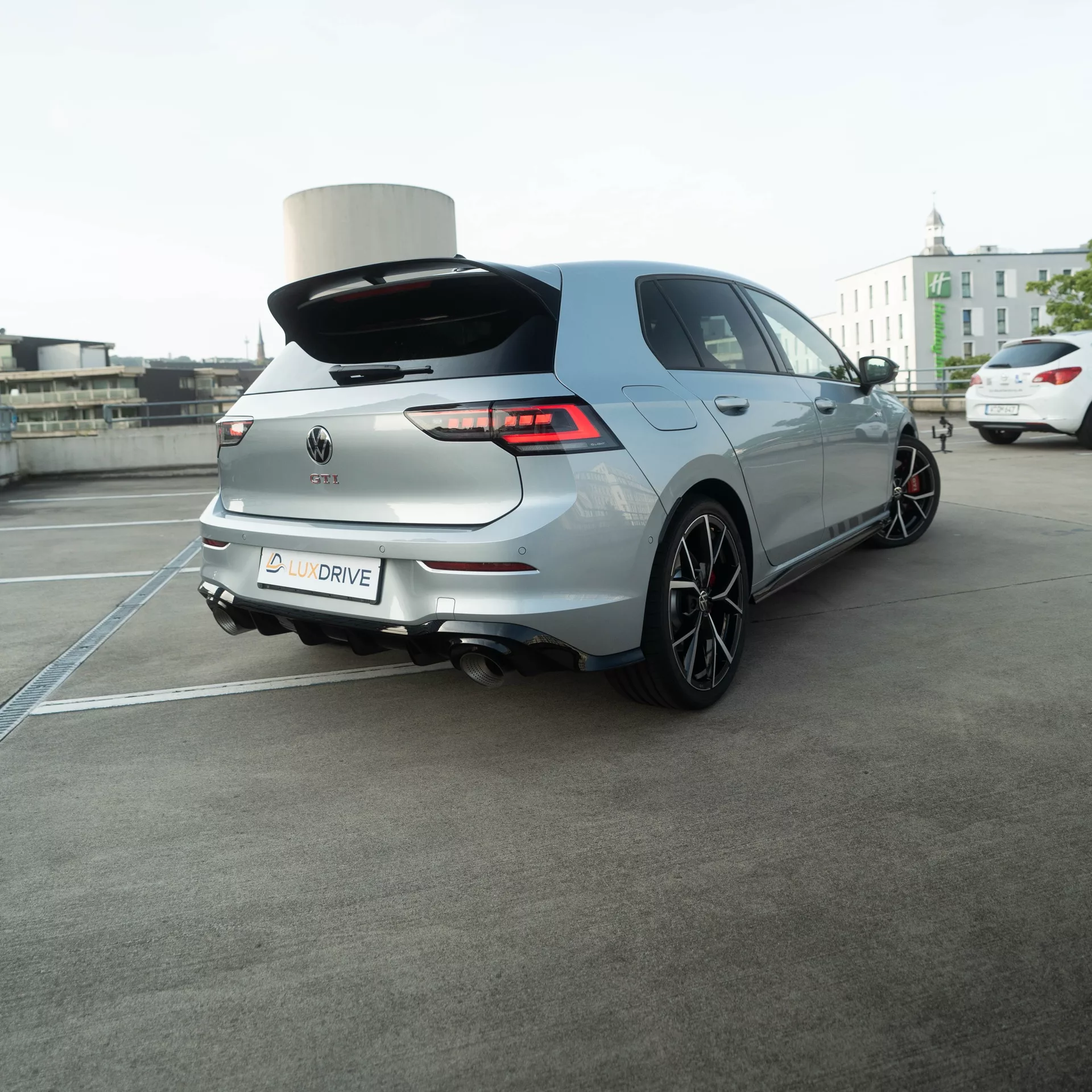 VW Golf GTI Clubsport Facelift 2025 in Silber von hinten mieten