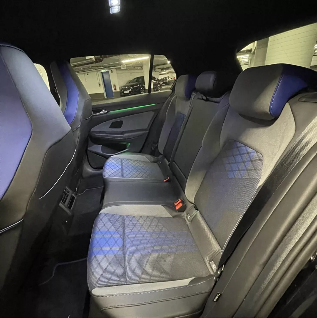VW Golf 8 R Performance Rücksitze mit Stoffbezug mieten.