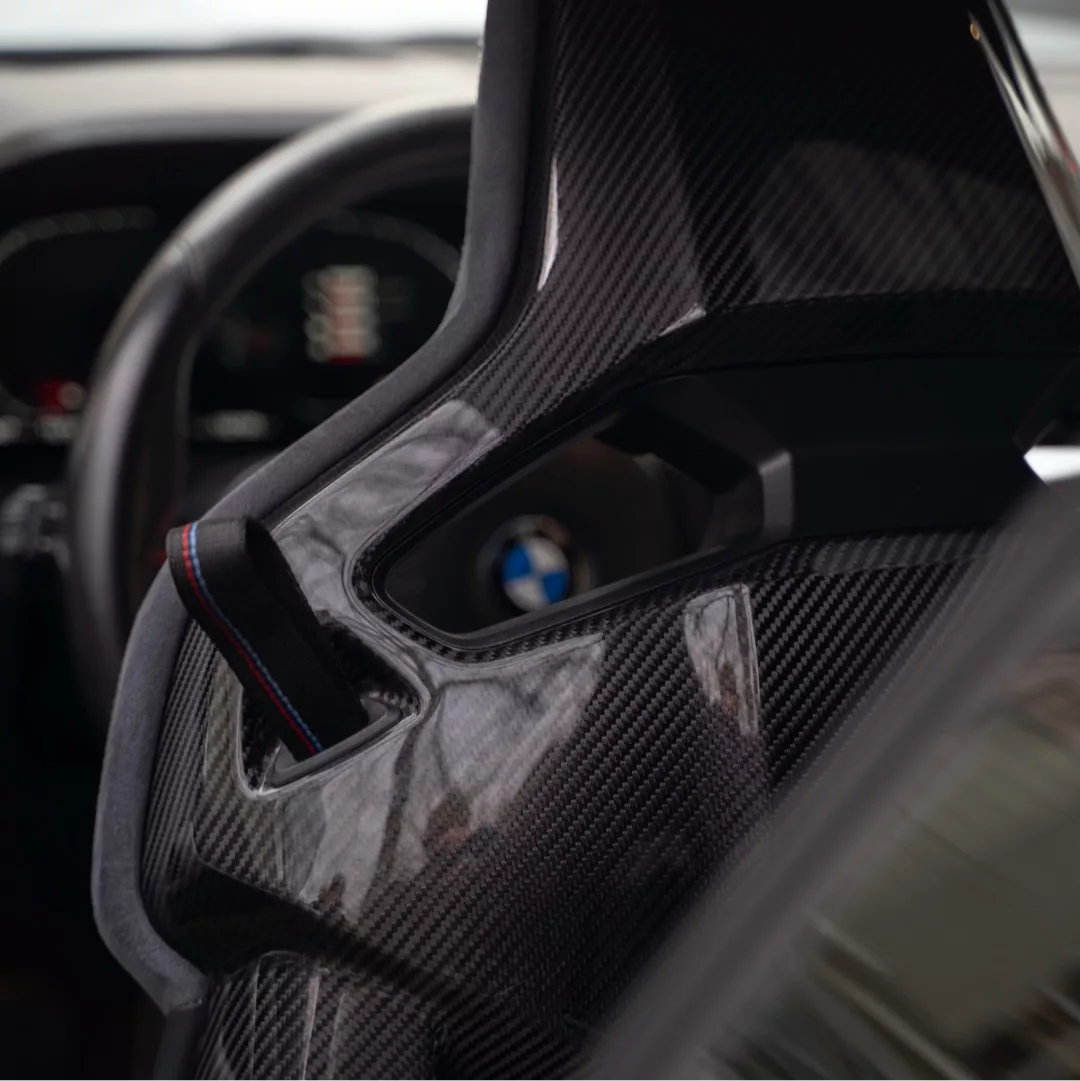 BMW M4 Competition Kohlefaser Sitzrückseite mieten.