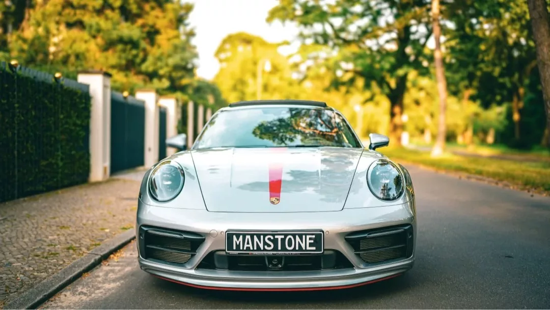 Porsche 911 Carrera 4 GTS in Silber mit roten Akzenten mieten - Frontansicht