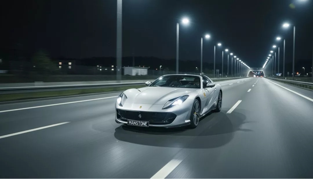 Ferrari 812 GTS in Silber bei Nacht von vorne mieten