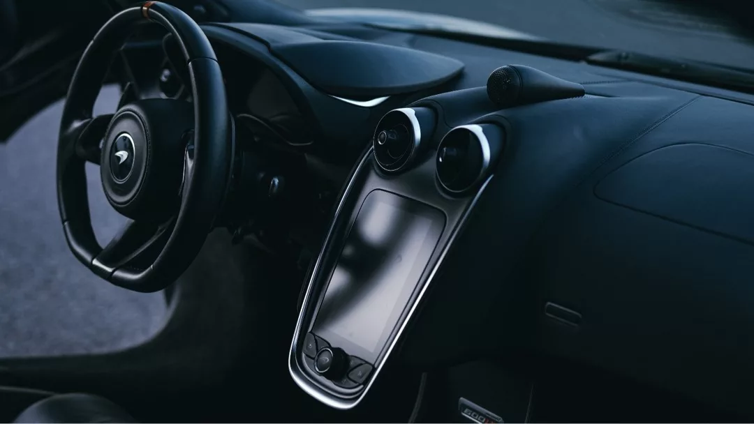 Mclaren 600LT Innenraum mit Lenkrad und Armaturenbrett mieten
