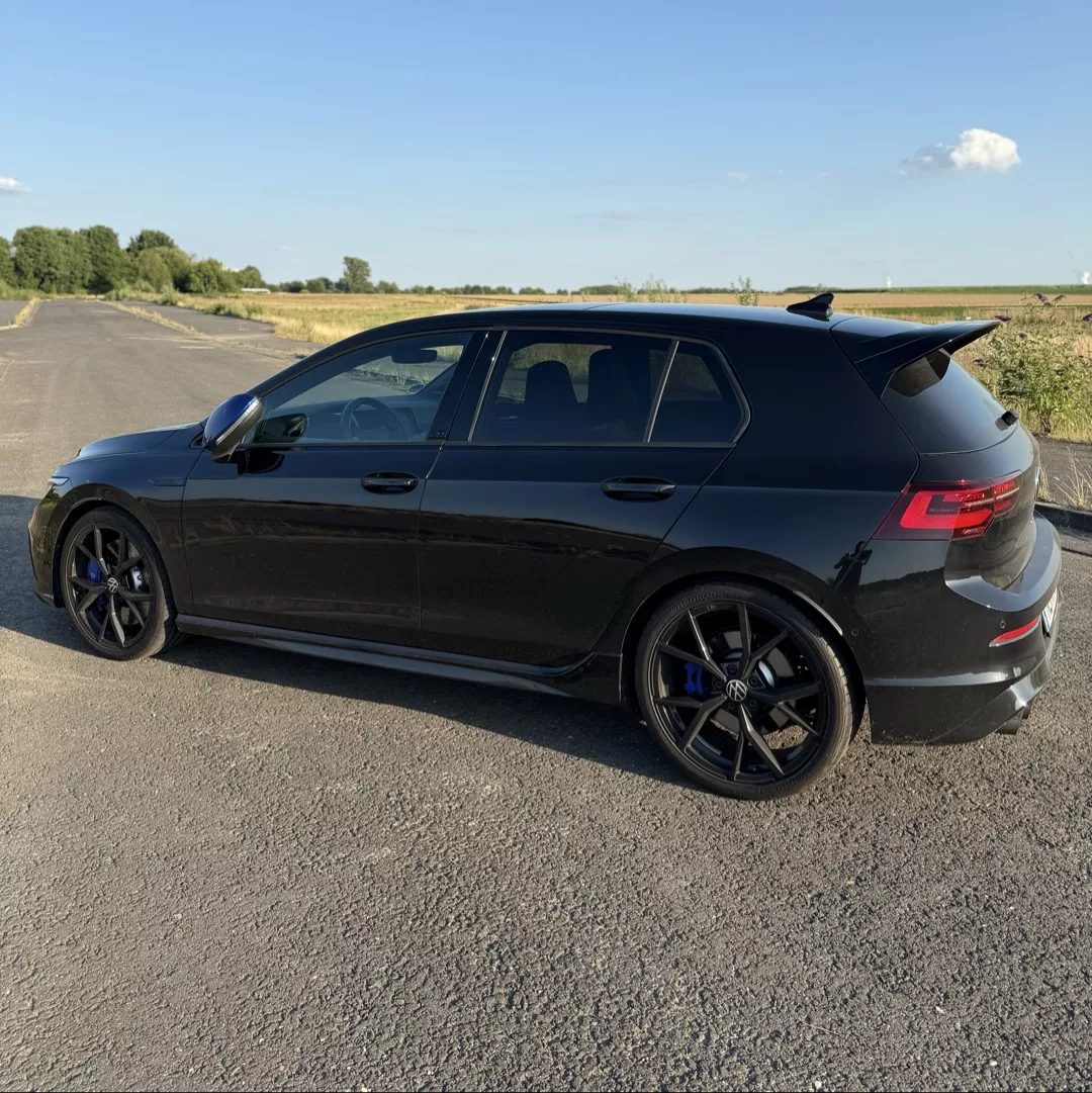 GOLF 8 R PERFORMANCE 20Y EDITION in Schwarz Seitenansicht mieten