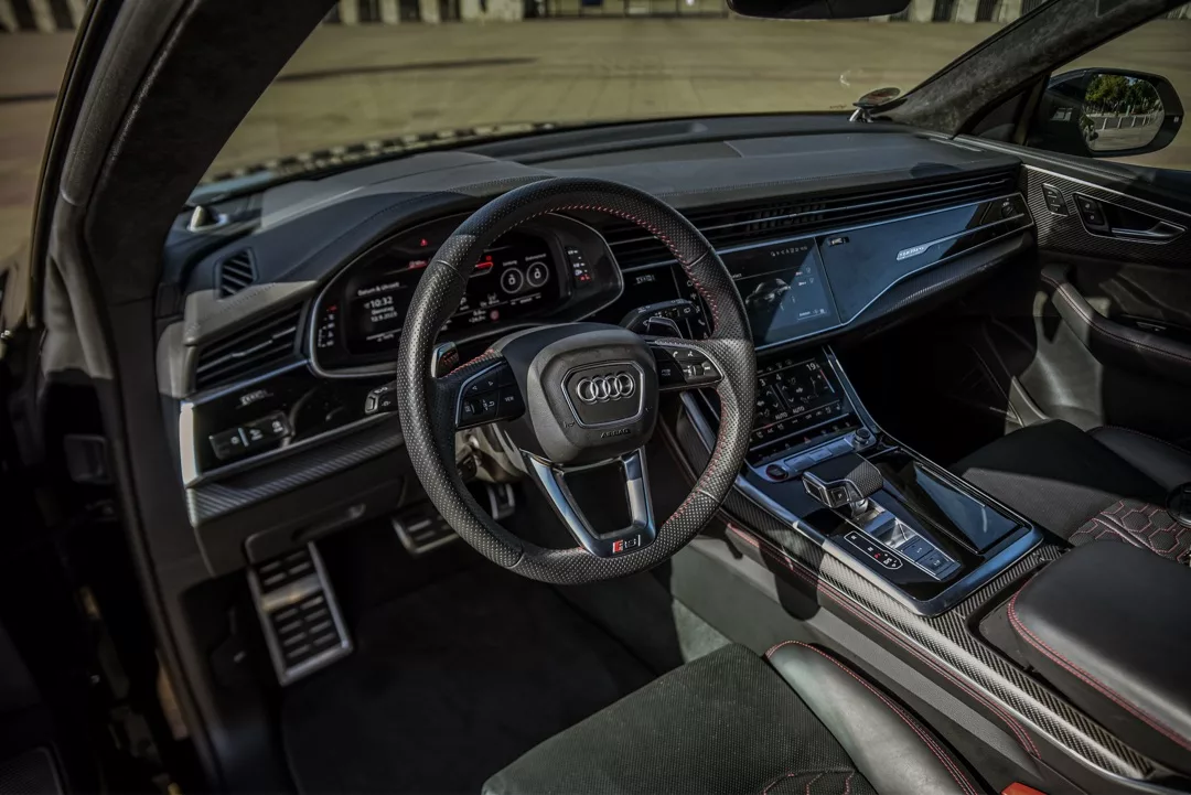 Audi RSQ8 Sportback Innenraum mit Lenkrad und Display mieten