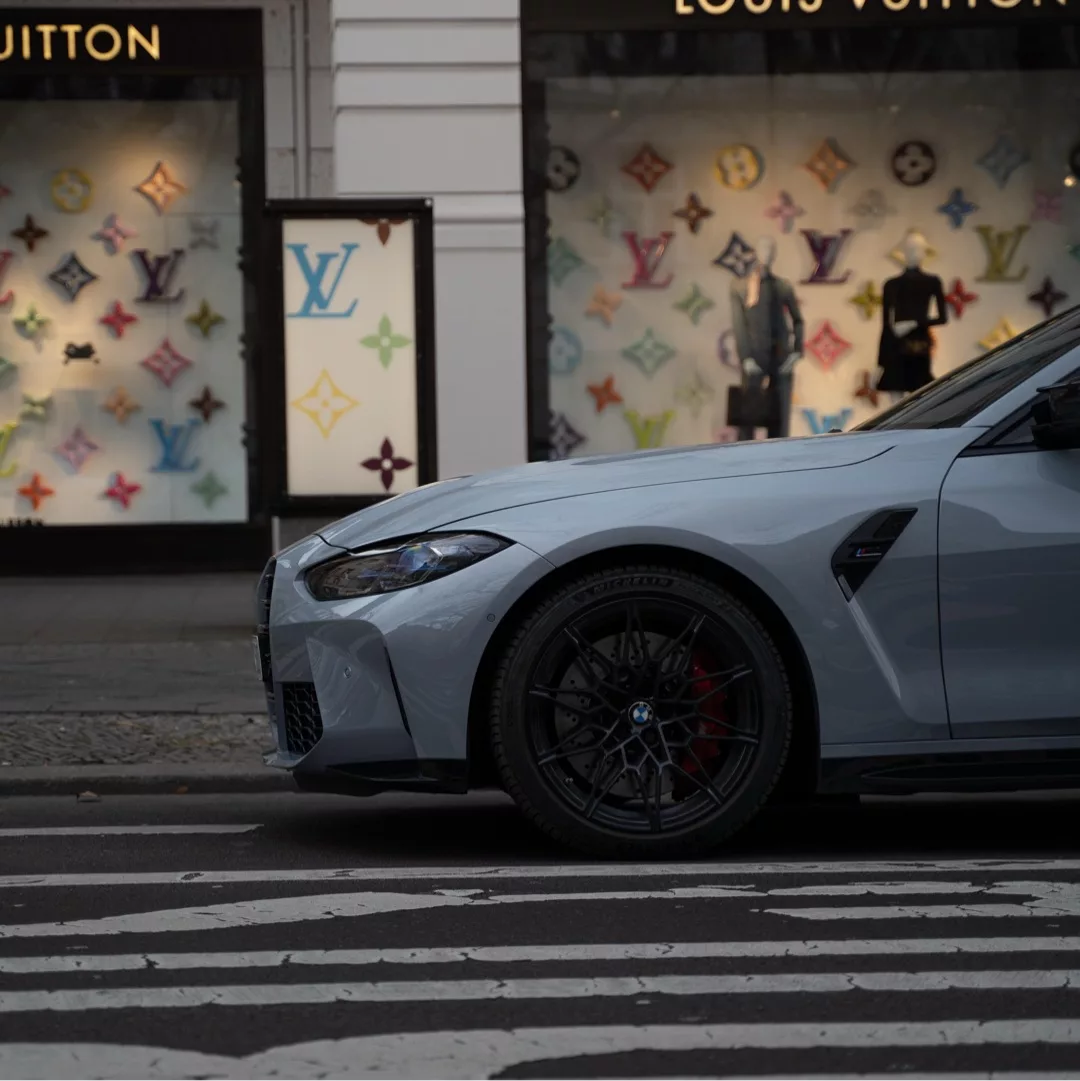 BMW M4 Competition in Grau mieten - Seite auf Straße