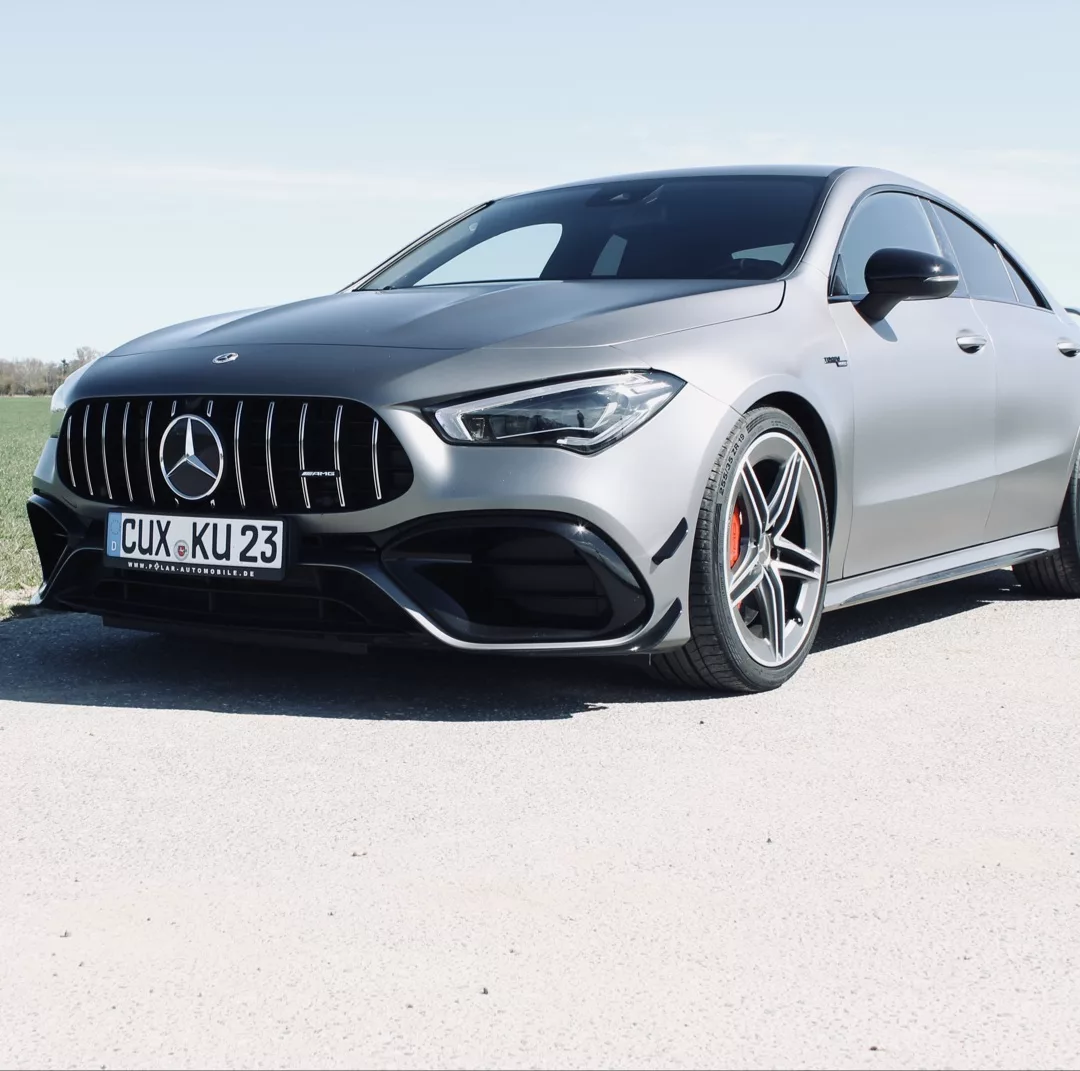 Mercedes CLA45 S AMG 4Matic+ in Grau, Frontansicht, mieten