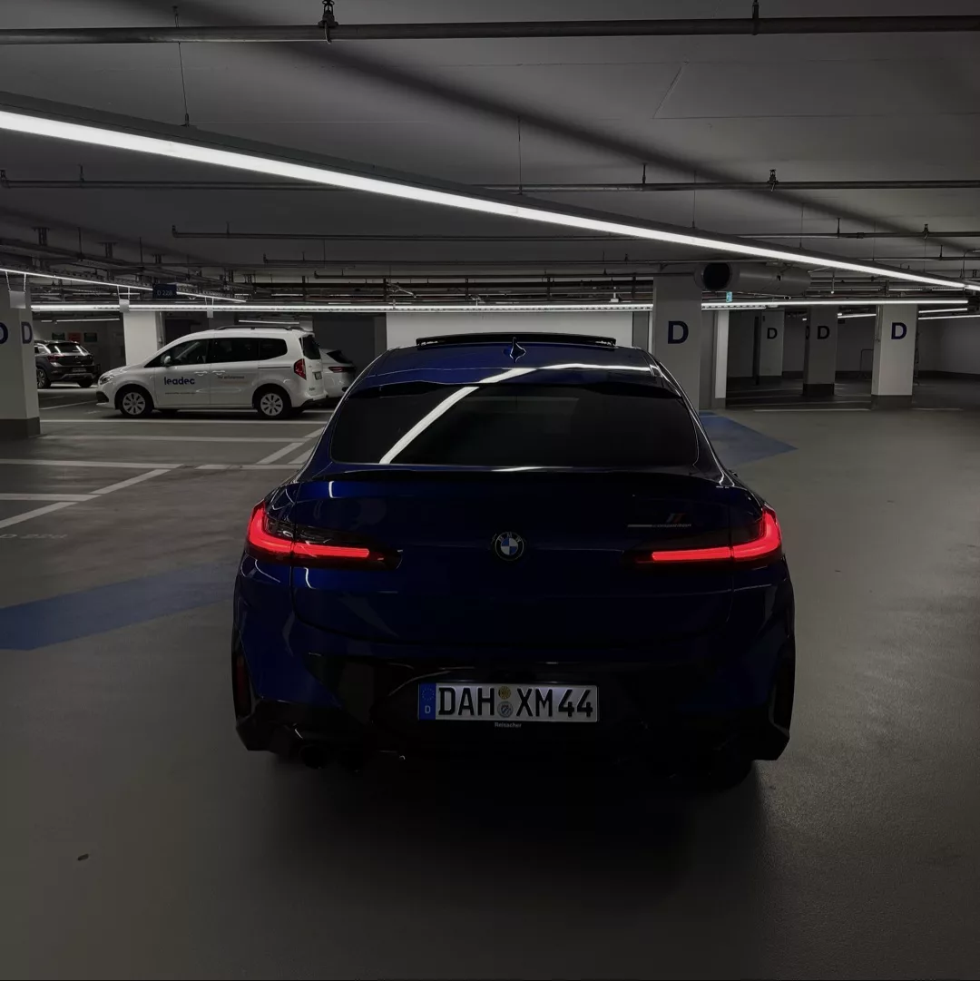 BMW X4 M Competition in Tiefgarage von hinten mieten.