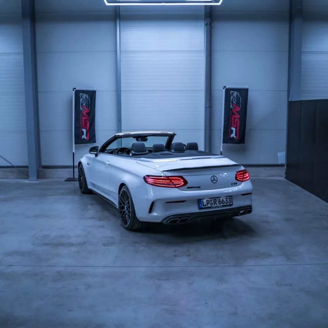 Mercedes C63 AMG Cabrio in Weiß von hinten mieten