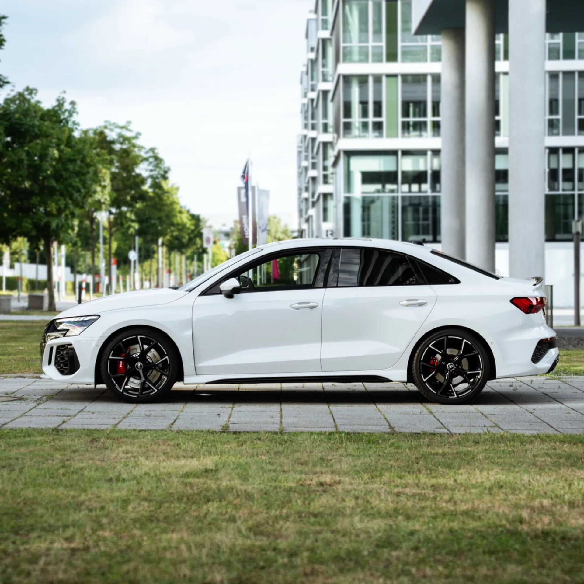 Audi RS3 Limousine in Weiß von der Seite mieten