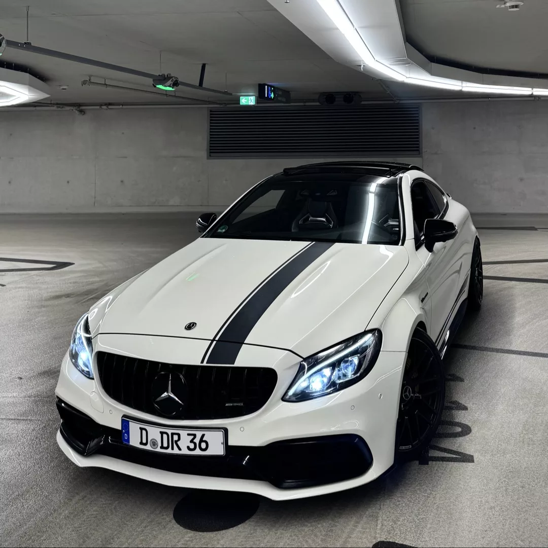 Mercedes C63s AMG Coupé in Weiß mit Rennstreifen, Frontansicht mieten