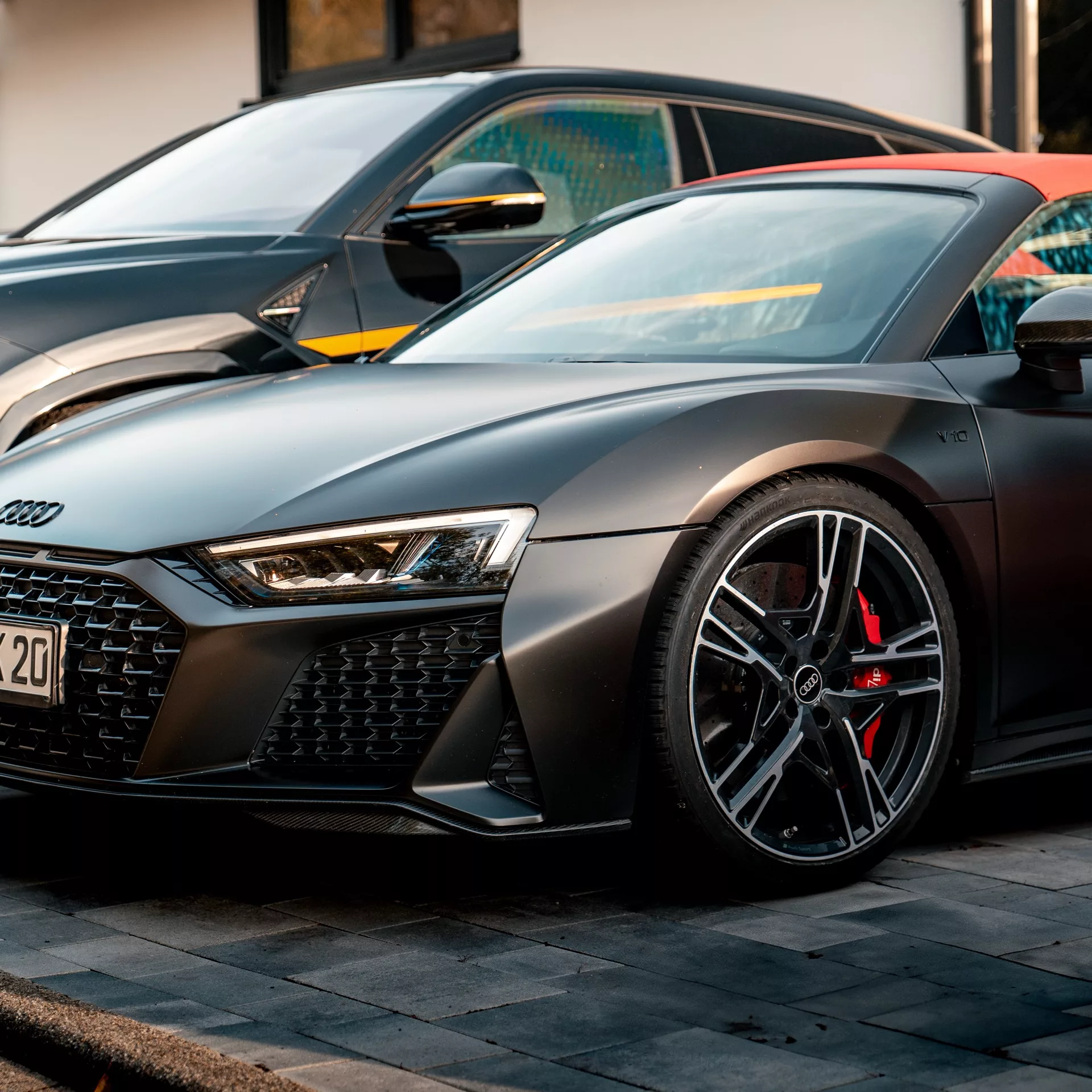 Audi R8 Spyder in Mattschwarz mieten - Frontansicht