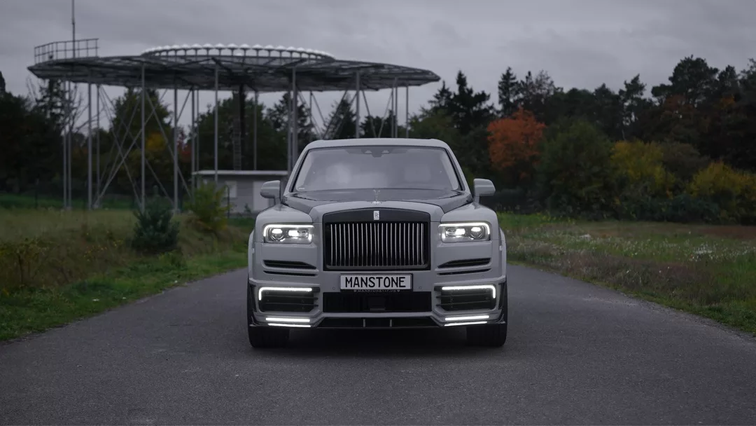 Rolls-Royce Cullinan MANSORY in Grau Frontansicht mieten