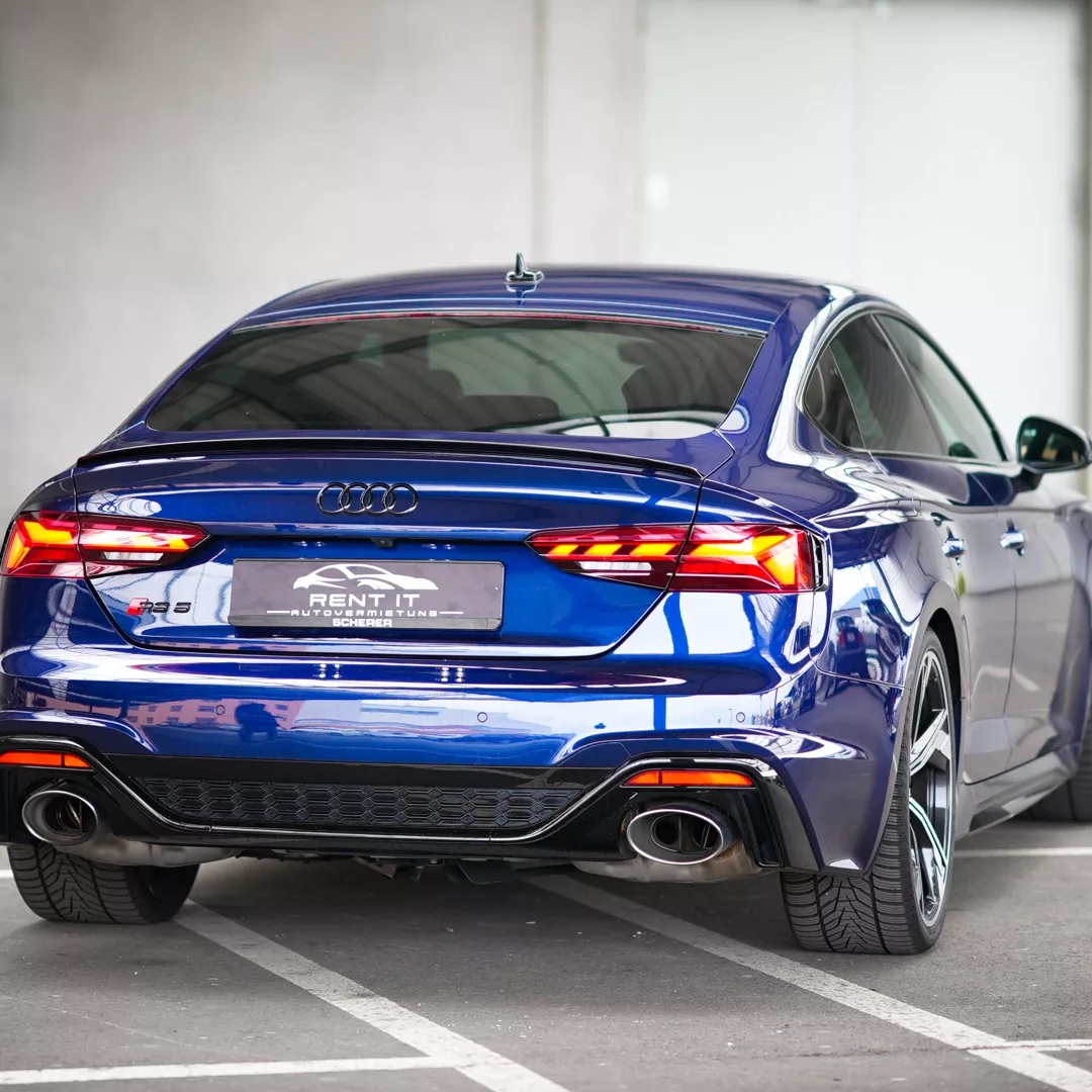 Audi RS5 in Blau von hinten mieten.