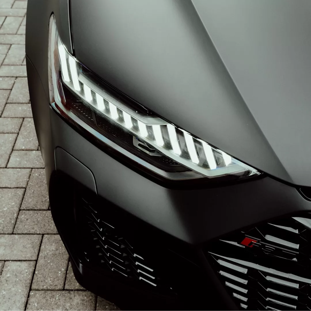 Audi RS7 Performance in Mattschwarz, Nahaufnahme Frontscheinwerfer, mieten.