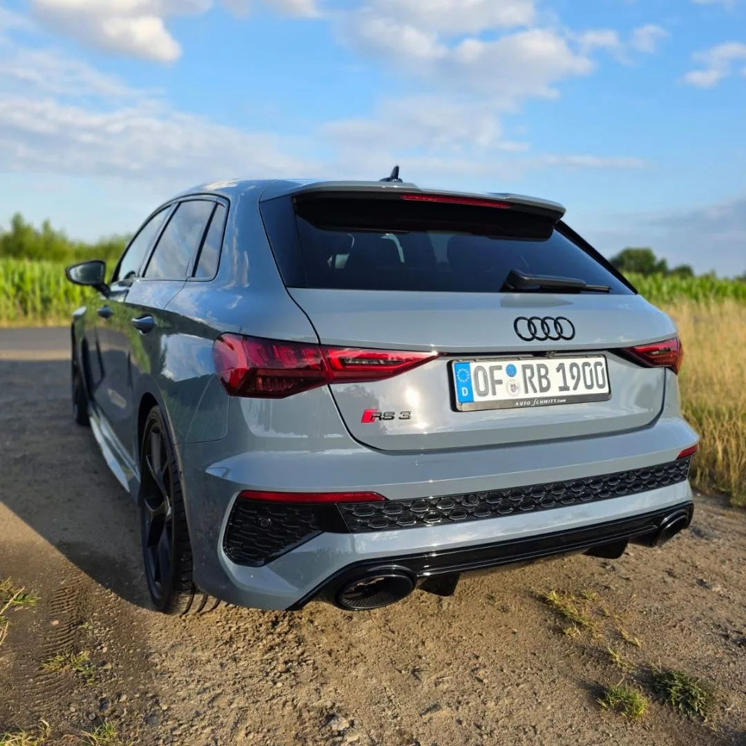Audi RS3 in Grau von hinten auf Landstraße mieten