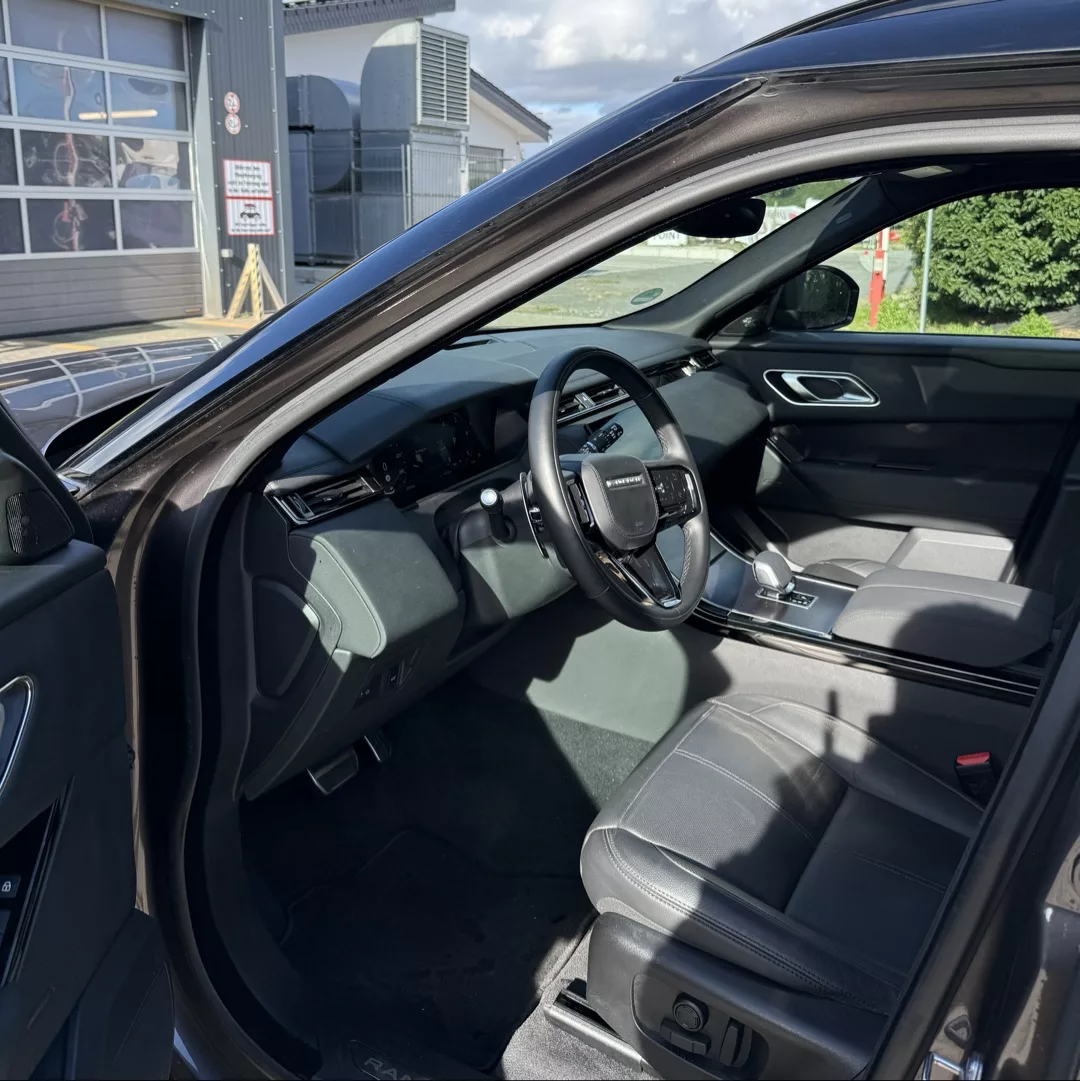 Range Rover Velar Innenraum mit Ledersitzen mieten