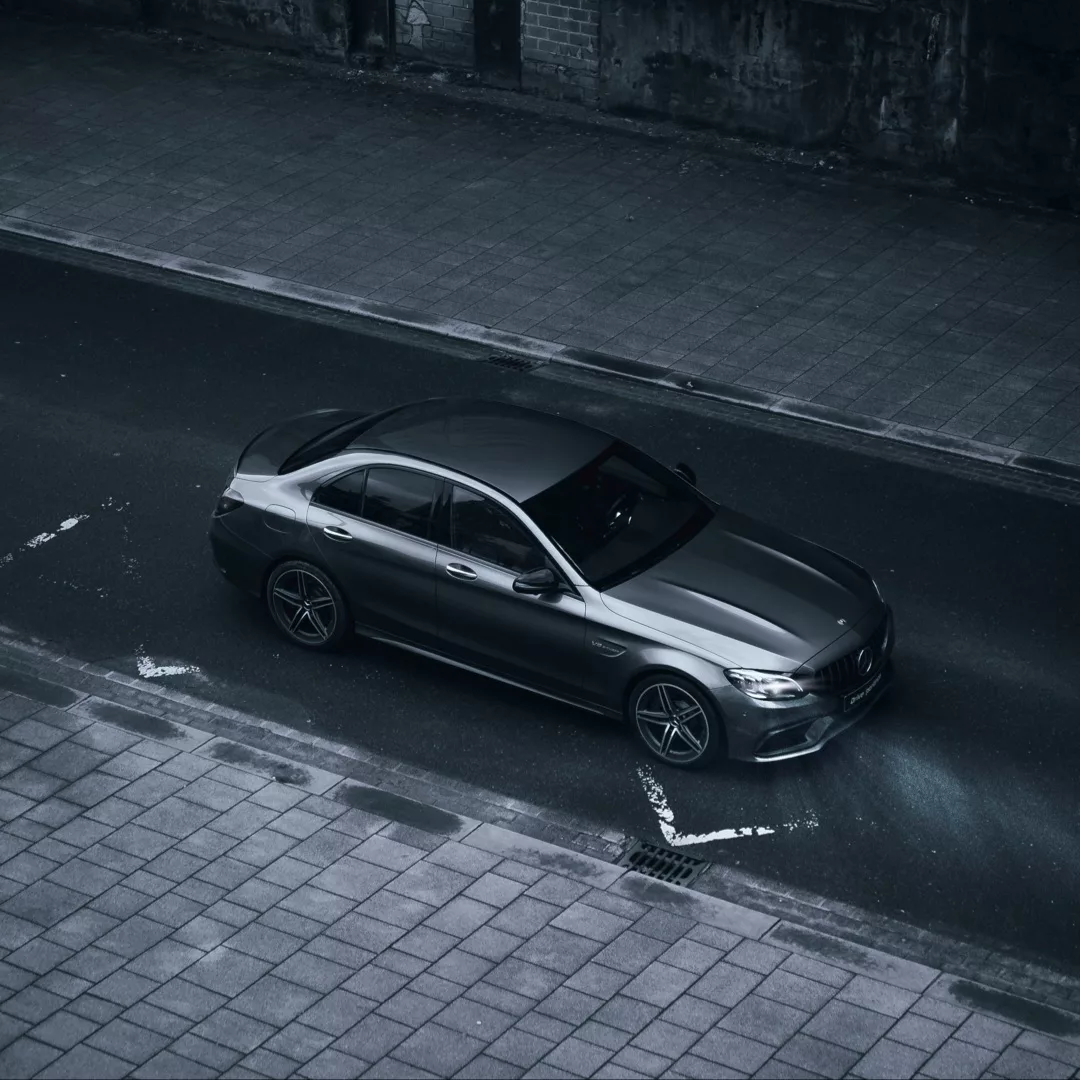 Mercedes C63s AMG in Grau von oben mieten