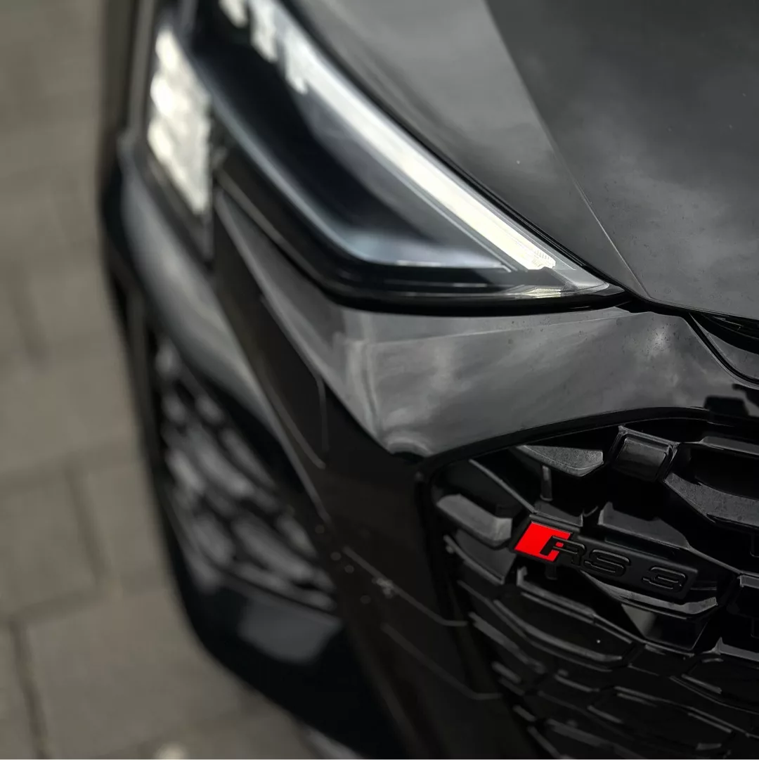 Audi RS3 Limousine, Frontdetails in Schwarz mieten.