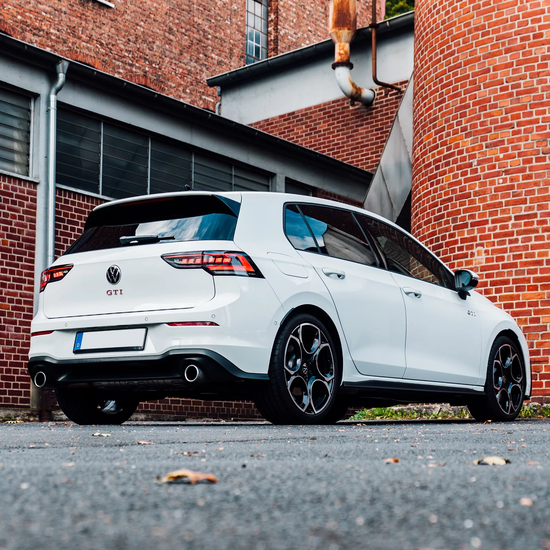 Golf 8 GTI Facelift in Weiß von hinten mieten.