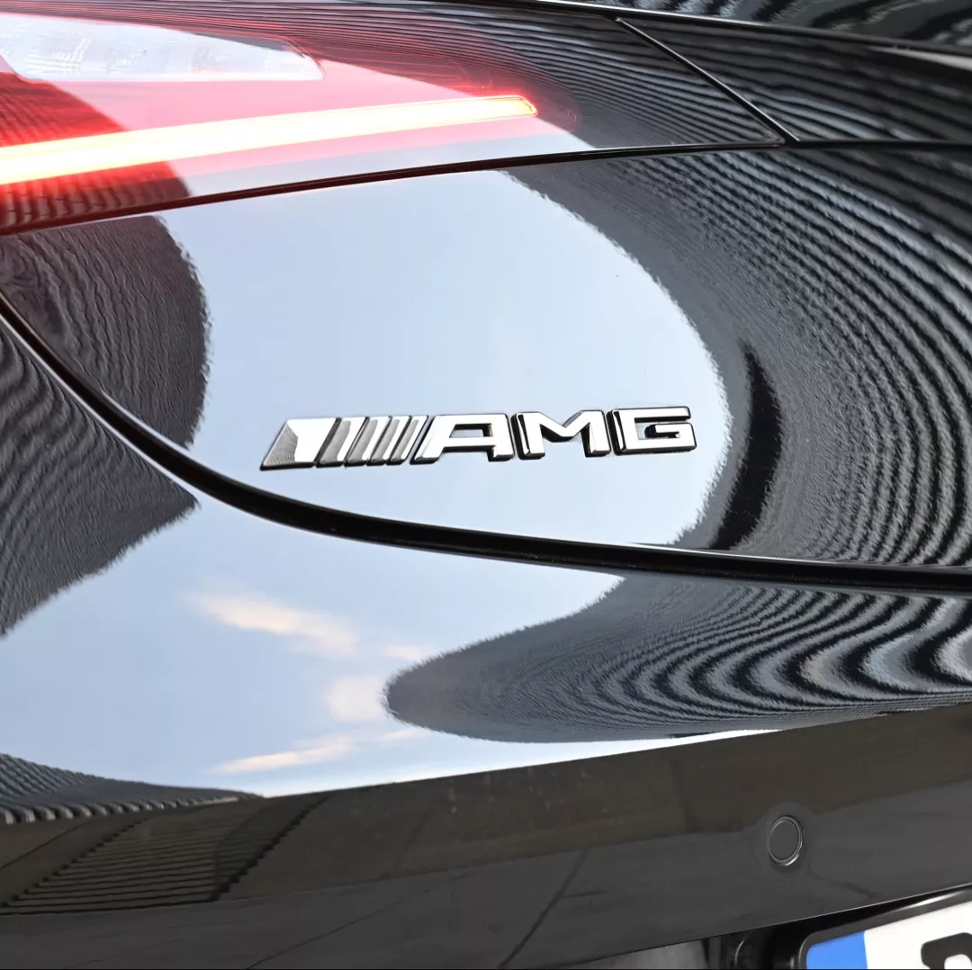 MERCEDES CLE 53 AMG Heckansicht mit AMG-Logo in Schwarz mieten