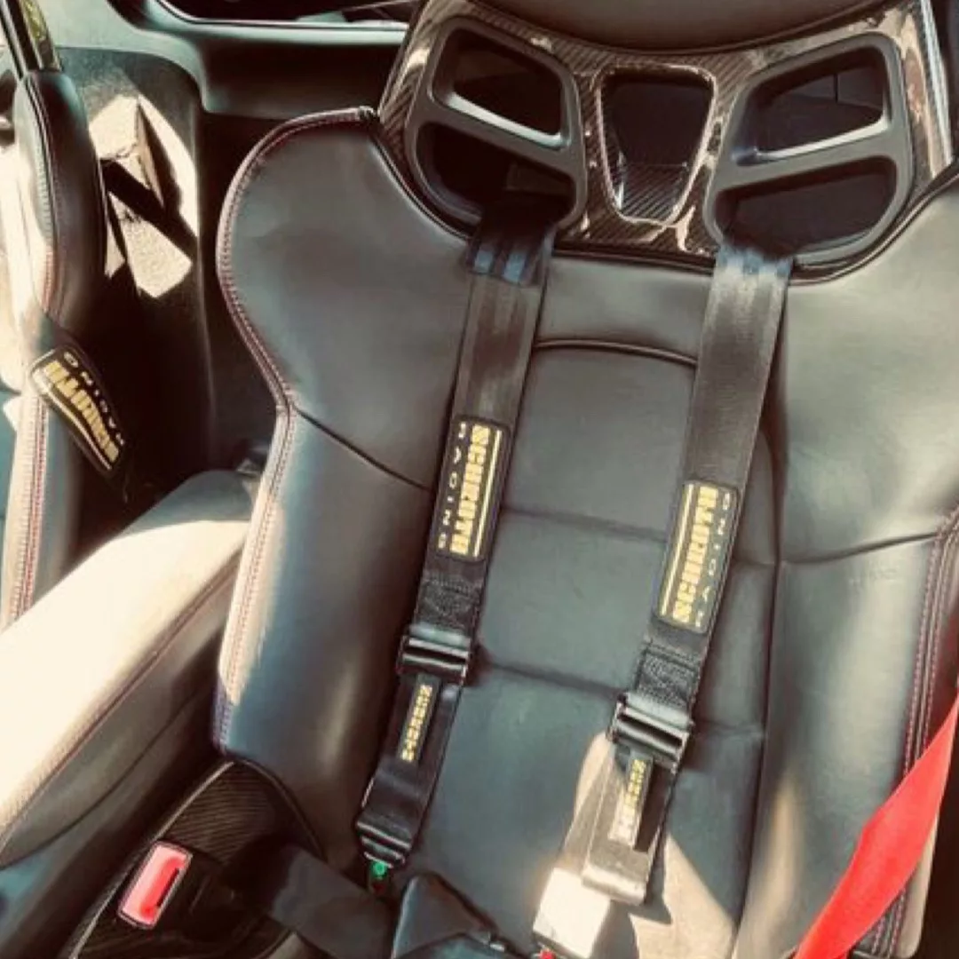 Porsche Cayman GT4 Clubsport Sitz mit Rennsportgurten mieten.