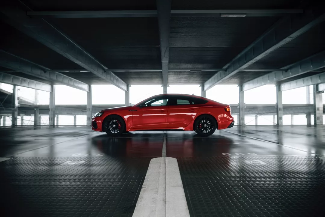 Audi RS5 Sportback in Rot von der Seite mieten