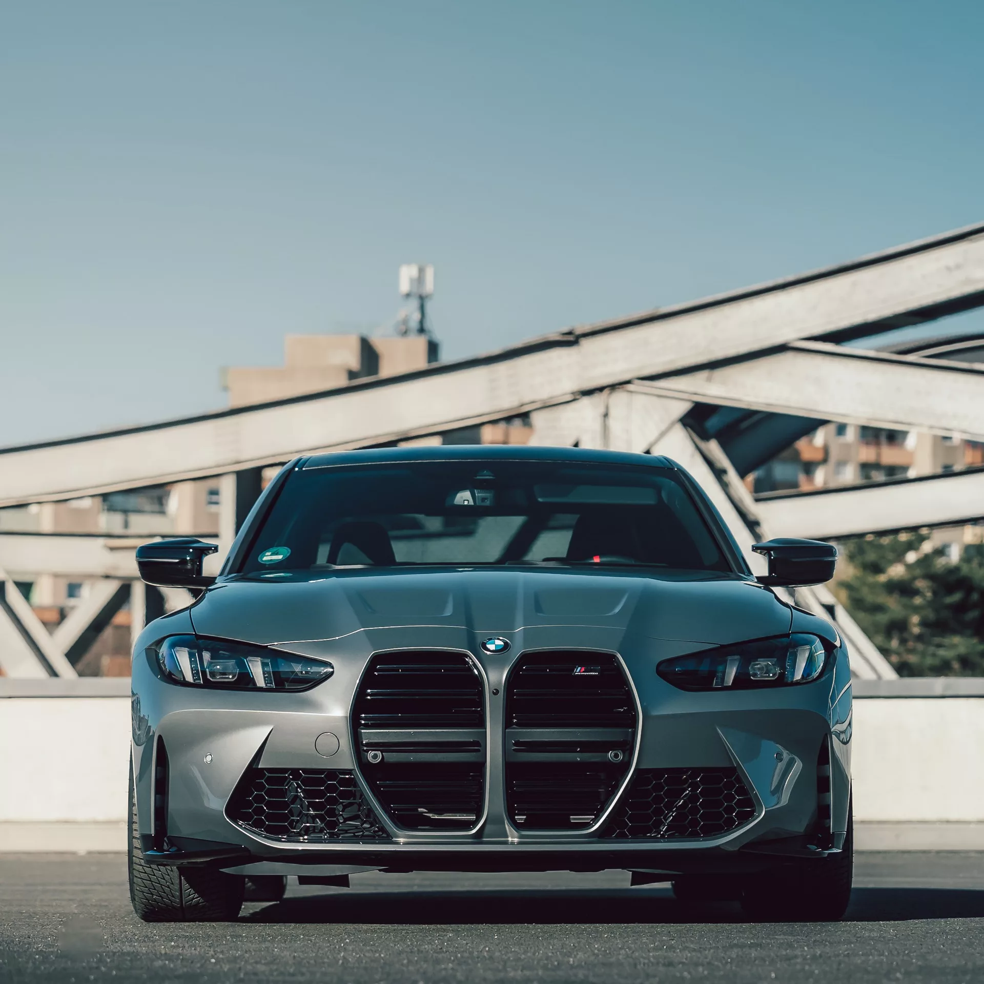 BMW M3 Competition XDrive in Grau - Frontansicht mieten.