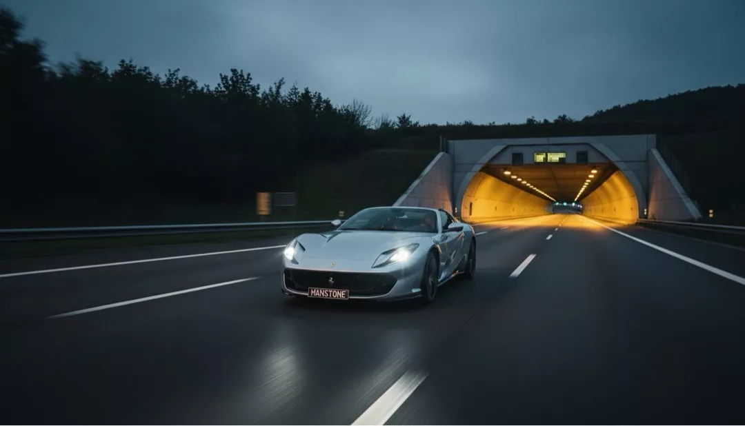 Ferrari 812 GTS Superfast in Silber bei Nachtfahrt mieten