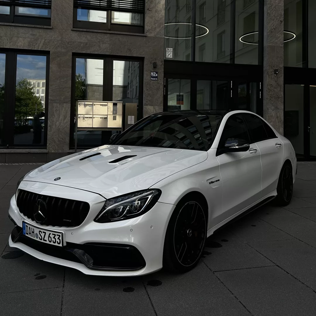 Mercedes C63s AMG Limousine in Weiß mieten - Front- und Seitenansicht